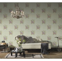Gemütliches Interieur mit geblümter Tapete, Sofa und Kronleuchter