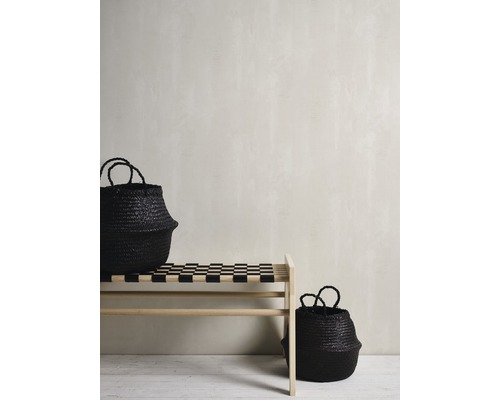 Szene mit geflochtenen Körben und einer Bank mit Schachbrettmuster