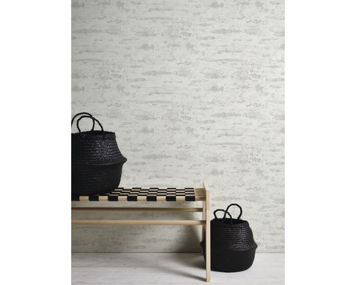 Szene mit einer Bank, zwei Körben und einer gemusterten Tapete