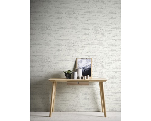 Wandgestaltung mit Strukturtapete im Innenraum