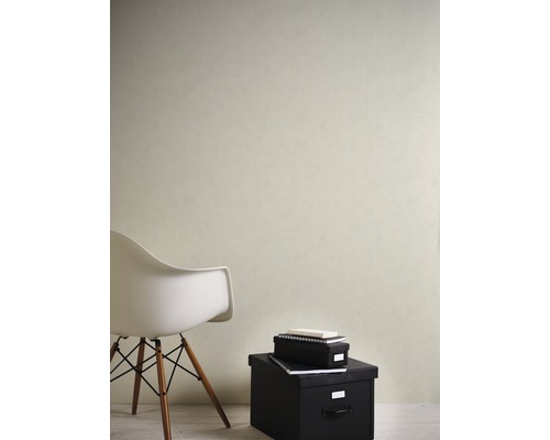 Szene mit einer Vliestapete, einem Stuhl und Aufbewahrungsboxen