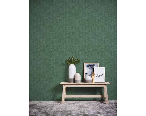 Dekoratives Interieur mit grüner Tapete, Holzbank und Accessoires