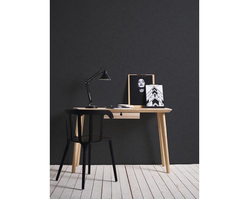 Schreibtisch mit Schreibtischlampe, Stuhl und dekorativen Accessoires für ein Arbeitszimmer