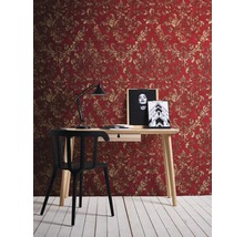 Scène avec bureau, chaise, lampe et papier peint à motifs