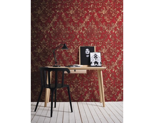Szene mit Schreibtisch, Stuhl, Lampe und gemusterter Tapete