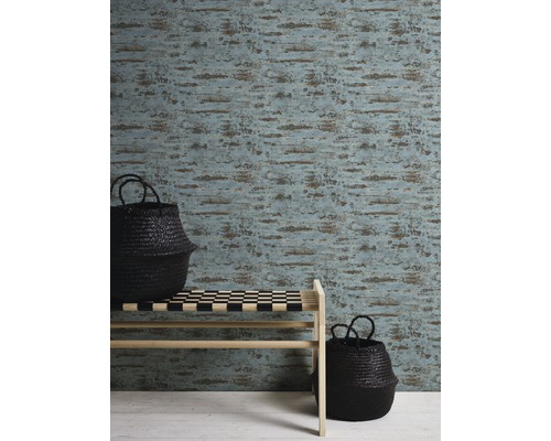 Raumszene mit gemusterter Tapete, Bank und Körben