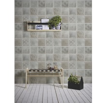 Badezimmerdekoration mit Wandfliesen in Steinoptik, Regal, Bank und Dekorationselementen