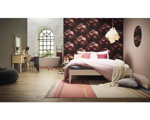 Chambre avec lit, tapis, baignoire et coiffeuse.