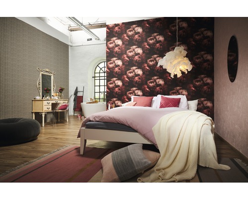 Chambre à coucher avec lit, papier peint à motifs floraux, coiffeuse à miroir et baignoire