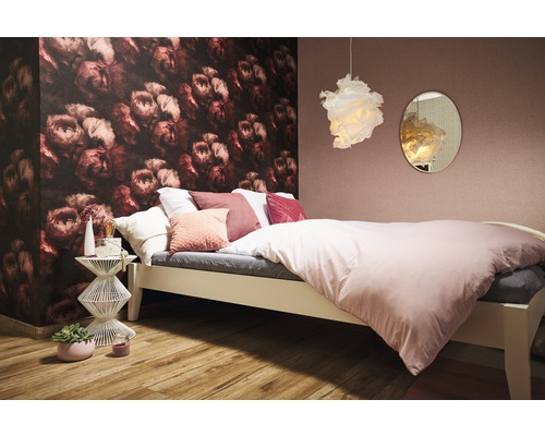 Chambre lumineuse avec lit, table de chevet et papier peint floral