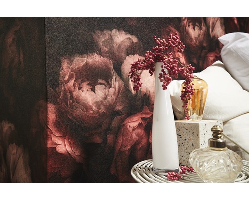 Gros plan d''une pièce avec papier peint à fleurs, vases et décorations.