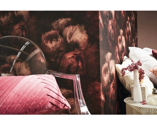 Ambiance de pièce avec papier peint floral, chaise et coussins décoratifs