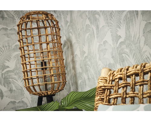 Dekorative Rattan-Tischleuchte mit floraler Tapete für eine helle und organisierte Raumatmosphäre.