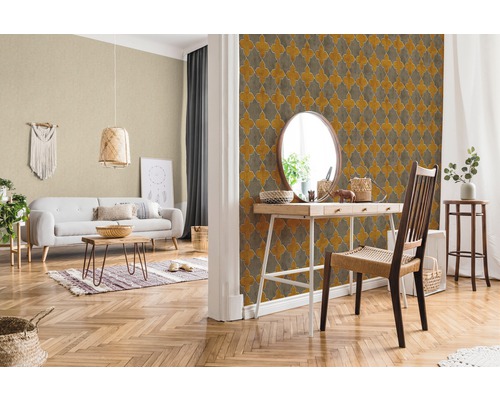 Wohnzimmer mit Sofa, Tisch, Dekoration und gemusterter Tapete