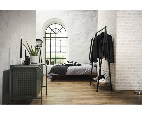 Chambre avec lit, portant à vêtements, commode et grande fenêtre