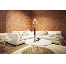 Wohnzimmer mit Ecksofa, Couchtisch, Teppich und strukturierter Tapete