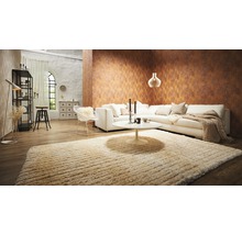 Wohnzimmer mit Sofa, Teppich und Dekorationsgegenständen für ein gemütliches Ambiente