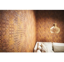 Raumansicht mit gemusterter Tapete, Lampe und Sofa