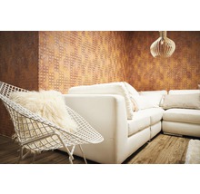 Wohnzimmer mit weißer Couch, Stuhl, Lampe und gemusterter Tapete