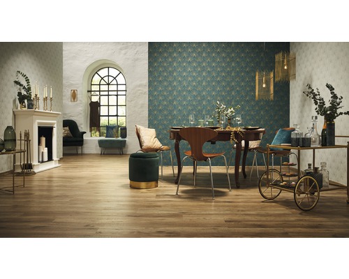 Wohnzimmer mit Kamin, Esstisch und Barwagen