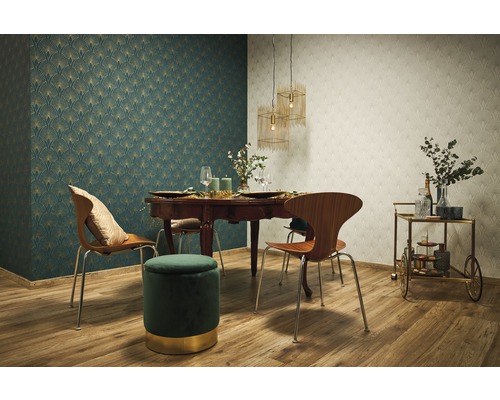 Esszimmer mit Esstisch, Stühlen, Barwagen, Pendelleuchten und Mustertapeten