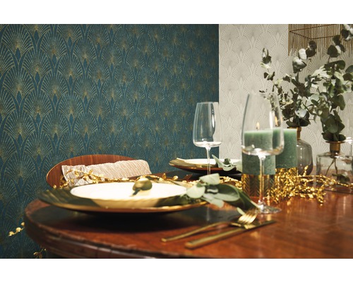 Dekoratives Esszimmer mit Wandtapete und Tischdekoration