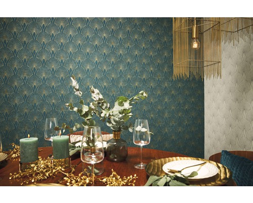 Dekorierter Esstisch vor einer Wand mit gemusterter Tapete.