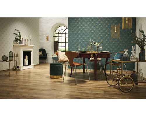 Wohnraum mit Esstisch, Stühlen, Kamin und Dekorationen in hellem und freundlichem Ambiente.