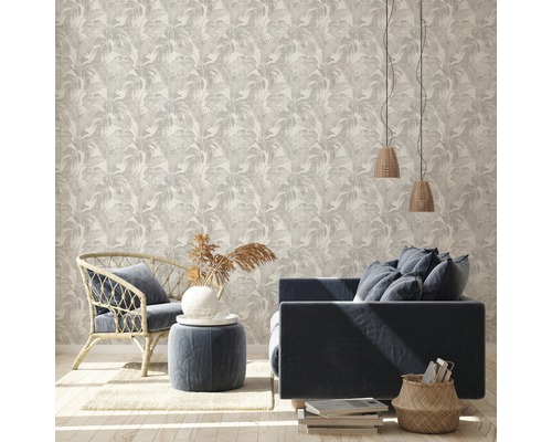 Heller Wohnraum mit Palmenblatt-Tapete, Sofa und Sessel