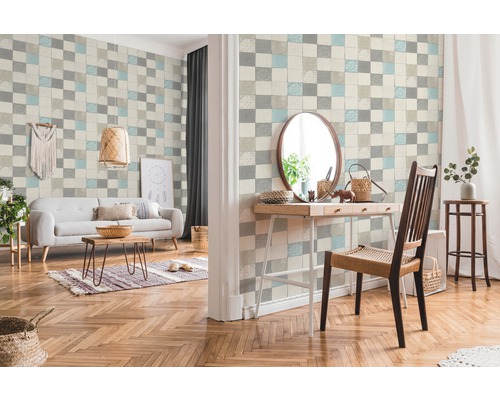 Wohnzimmer mit Wandtapete im Patchwork-Stil, Sofa, Tisch und Stuhl