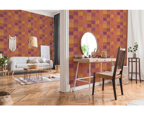 Wohnzimmer mit gemusterter Tapete, Sofa und Holzboden