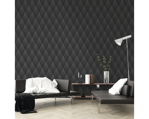 Modernes Wohnzimmer mit gemusterter Tapete, Sofa und Lampe