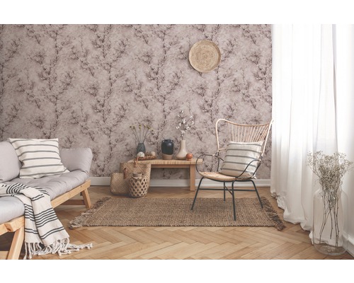 Salon avec papier peint à motifs, canapé, fauteuil et tapis