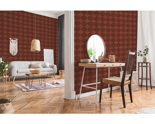 Wohnraum mit gemusterter Tapete, Sofa und Holzboden