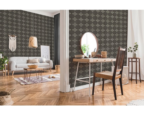 Dekoriertes Wohnzimmer mit gemusterter Tapete, Sofa und Holzboden