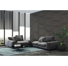 Wohnzimmer mit Ecksofa, Jalousien und Ziegelwand