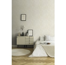 Schlafzimmer mit Doppelbett, Kommode und gemusterter Tapete