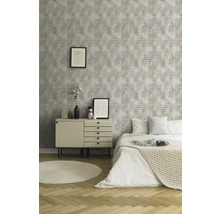 Schlafzimmer mit gemusterter Tapete, Kommode und Bett