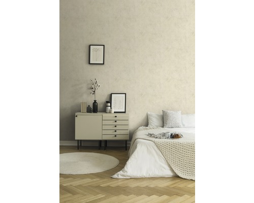 Chambre lumineuse avec lit, commode, tapis rond et parquet