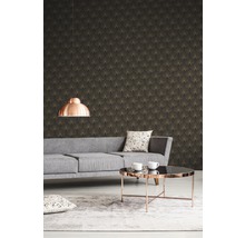 Wohnzimmer mit grauem Sofa, Tisch und gemusterter Tapete
