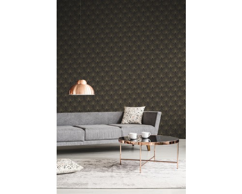 Wohnzimmer mit grauem Sofa, Tisch und gemusterter Tapete