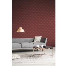 Salon avec papier peint rouge de style Art déco, canapé gris et table basse