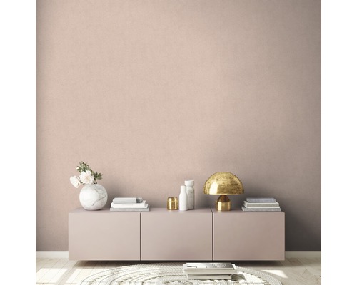 Wohnzimmer mit gemusterter Tapete und modernem Sideboard