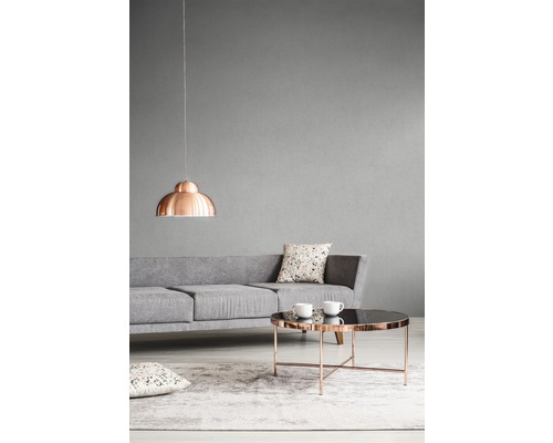 Wohnzimmer mit grauem Sofa, Teppich und Couchtisch mit zwei Tassen