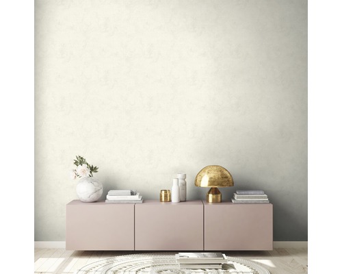 Wohnzimmer mit rosa Sideboard, Lampe, Dekoration und beiger Struktur Tapete.