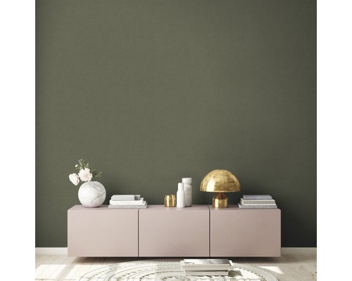 Wohnzimmer mit Kommode, Dekorationen und Teppich auf hellem Holzboden