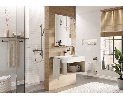 Helles Badezimmer mit Dusche, Waschbecken, Spiegel und Holzdetails.