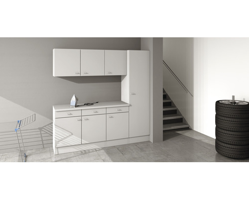 Helle Garage mit weißen Aufbewahrungsschränken, Bügeleisen und Autoreifen