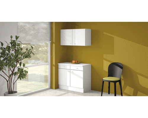 Küchenszene mit Unterschrank, Hängeschrank und Stuhl in einem hellen Raum.