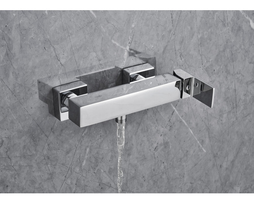 Aufputz Duscharmatur aus Metall mit Wasserfluss